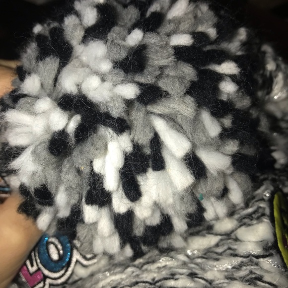 5/25 Two Justice hats NWT letter K and emoji 🙂 - Picture 5 of 8